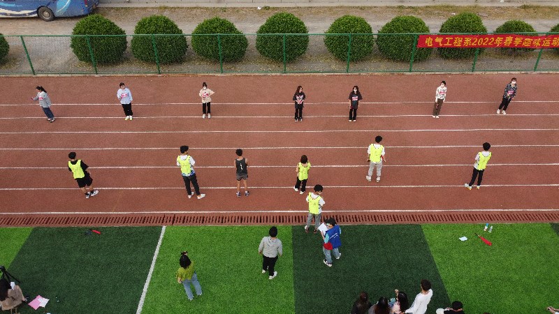 下课铃响 操场“燃”起来(图1)