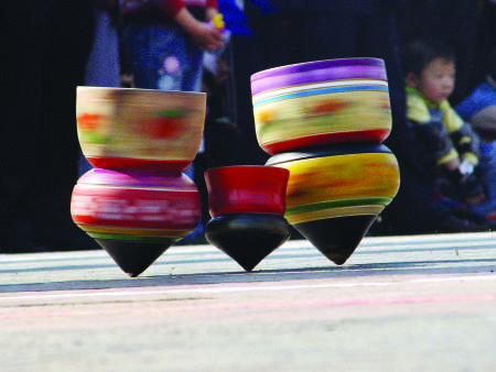 瑶族陀螺争霸赛热闹启幕：传统非遗竞演过大年(图1)