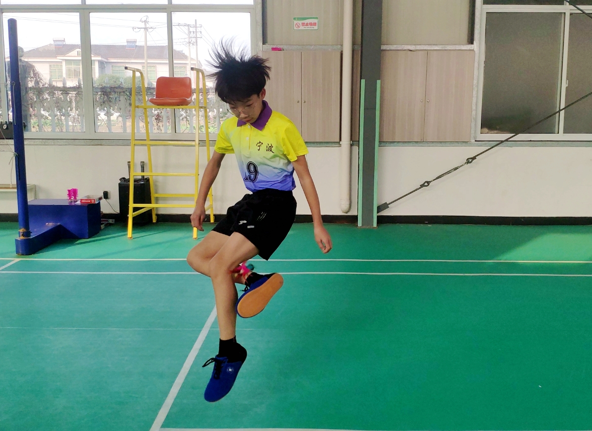 一群小朋友踢毽子(图1)