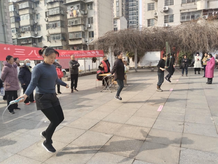 奋进新征程运动促健康|市北区兴隆路街道兴德路社区踢毽子比赛开赛(图1)