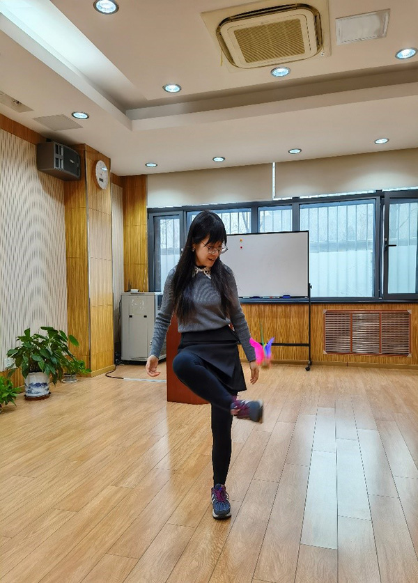 草铺社区开展“五彩毽子多彩社区”趣味踢毽子主题健身活动(图1)