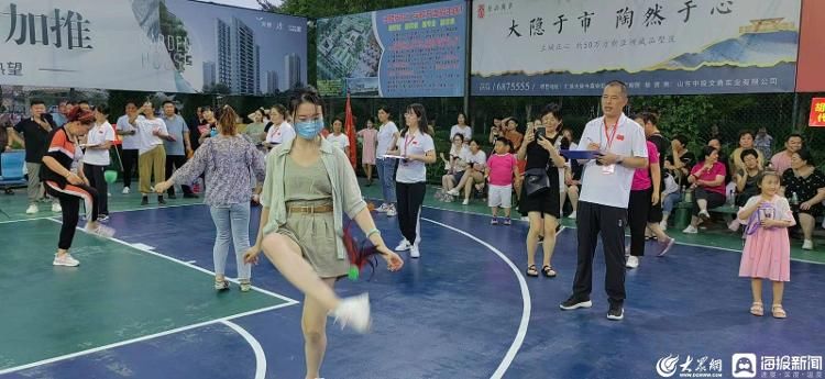 陕西渭南:踢毽子晨练的市民意气风发昂扬向上(图1)